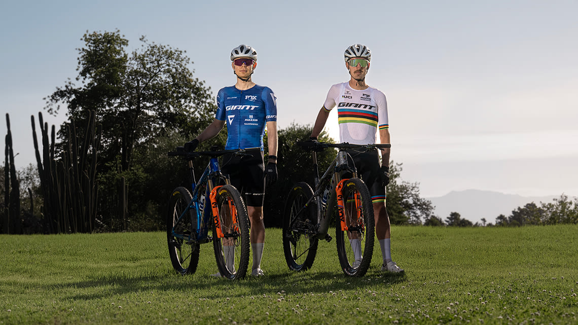 Dario Lillo und Alan Hatherly stehen neben ihren GFORT Anthem Advanced SL Rennrädern.