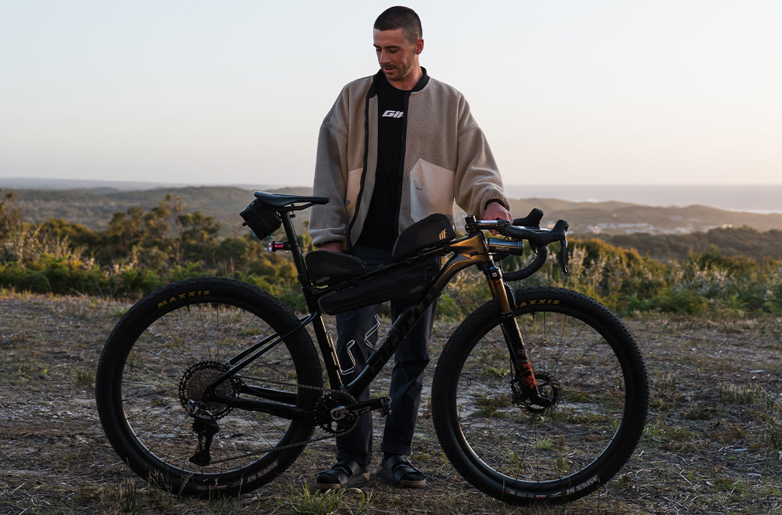 Scott Bowden standing with his Giant XTC Advanced SL 29.