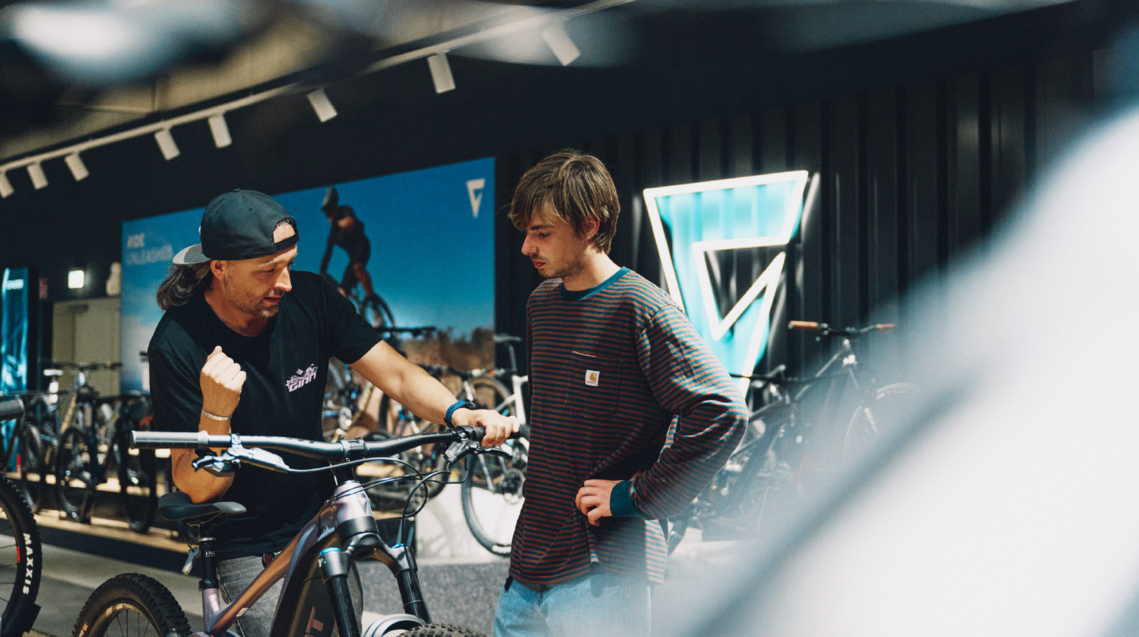 Head of Service interacting with customers at Giant store Dusseldorf.