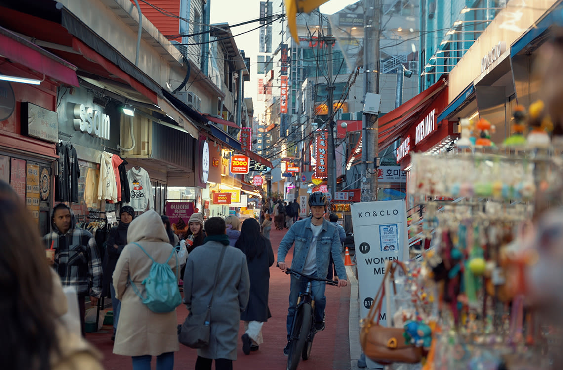 Sascha Kim riding his bike down a busy South Korean street.