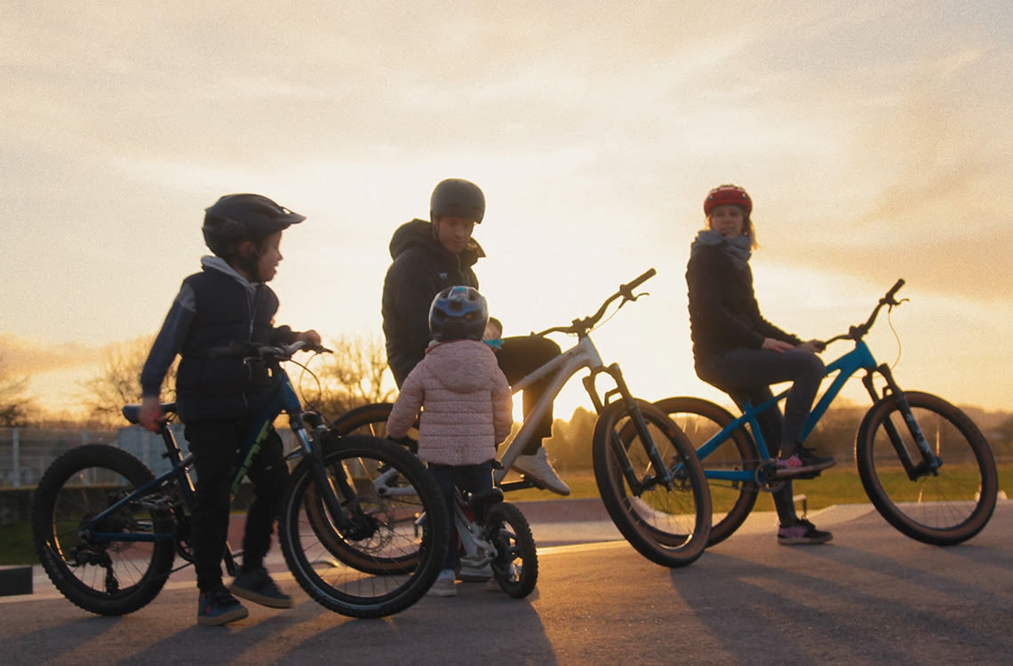 Rémy avec sa famille au Bike park local