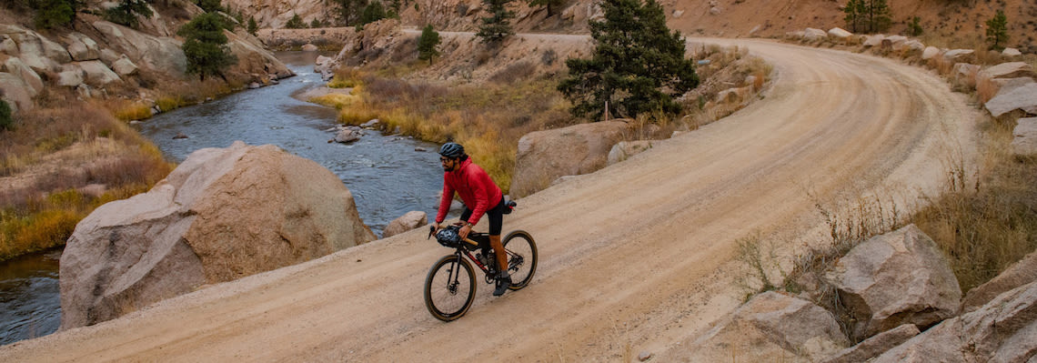 Jalen Bazille, membre des Black Foxes, roulant en gravel bike au Colorado