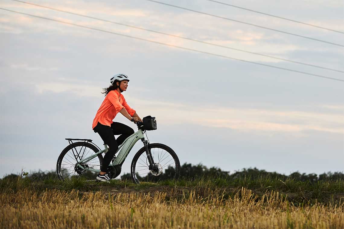 Frau, die ein E-Bike mit EnergyPak fährt