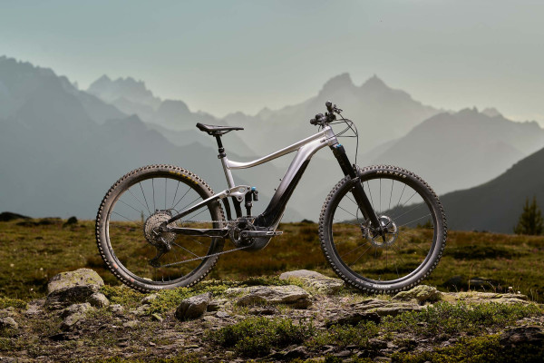 The EnergyPak Smart 625 battery system is cleanly integrated into the downtube of the frame. This is Giant’s most premium battery technology and is also compatible with the EnergyPak Plus range extender. 
