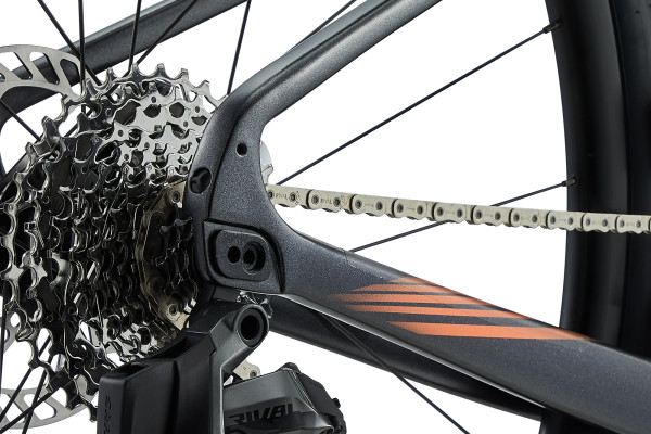Equipped with flip chip – dropout which allows you to quickly adjust the geometry and rear-wheel tire clearance using eccentric, offset two-position hardware in the rear wheel dropouts.