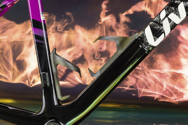 Leaving no aero detail spared, the EnviLiv Advanced SL Frameset comes equipped with two aero-optimized water bottle cages which are flawlessly integrated into the down tube and seat tube.