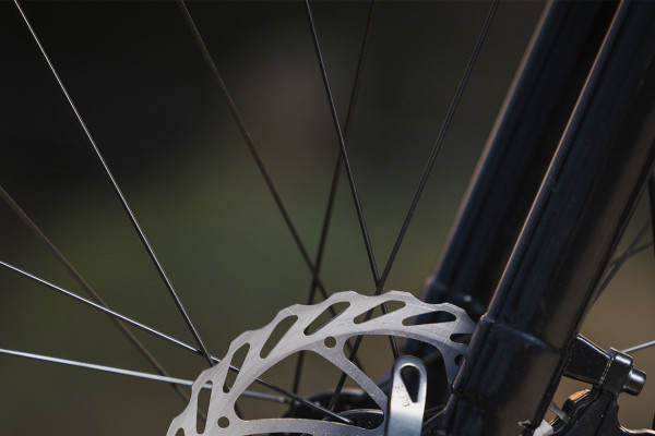 Tempt 24 Disc features disc brake system.