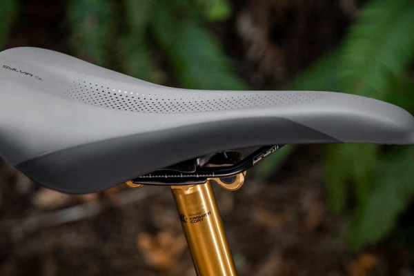 Intrigue Advanced Pro 29 features Liv's all-new Sylvia SL mountain bike saddle, offering an optimized nose design for climbing clearance, flexing edges for maneuverability, and glossy surface for smooth transitions on and off the saddle.