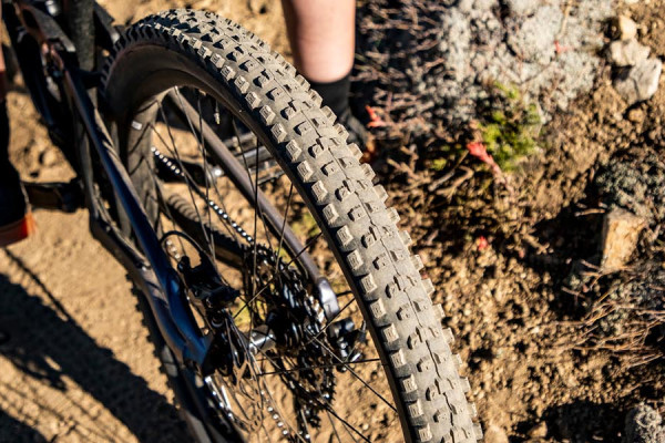 With a tubeless wheelsystem, clearance for up to 2.5-inch tires, and smooth-rolling 29-inch wheels, you'll have ample traction in any terrain.