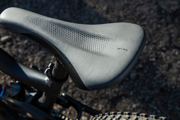 Intrigue 29 features Liv's all-new Sylvia mountain bike saddle, offering an optimized nose design for climbing clearance, flexing edges for maneuverability, and glossy surface for smooth transitions on and off the saddle.