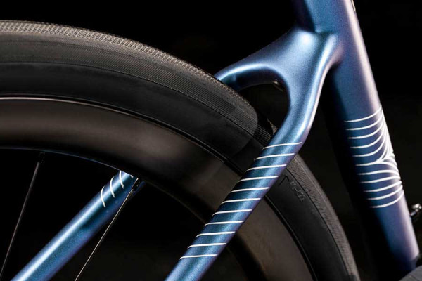 With plenty of clearance, Devote Advanced frames are compatible with up to 45c tires. 