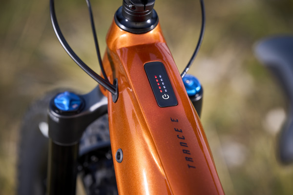 This new multipurpose control is integrated into the top tube and features colored LED lights. It allows you to switch power modes while riding, and it also displays battery level.
