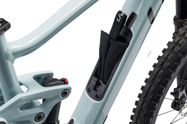 Integrated down tube storage contains a water-resistant bag where you can store essential items including an inner tube, CO2 cartridge, tire lever, snacks, or a multi-tool.
