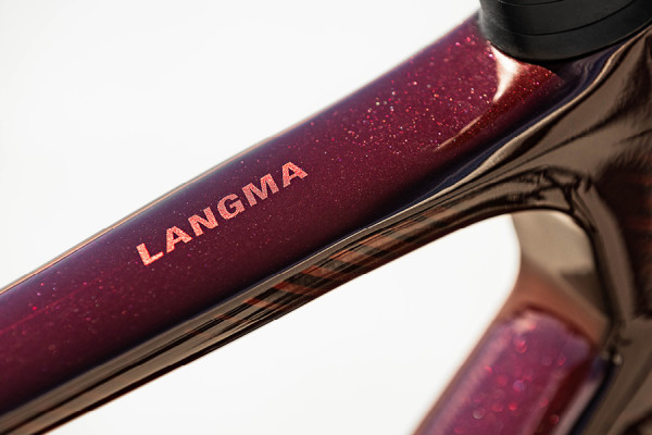Langma Advanced Pro 0 Disc QOM, in Carbon. Availability varies by country.