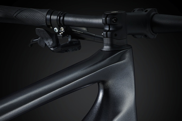 Thrive Advanced 0 in Carbon features electronic shifting. 