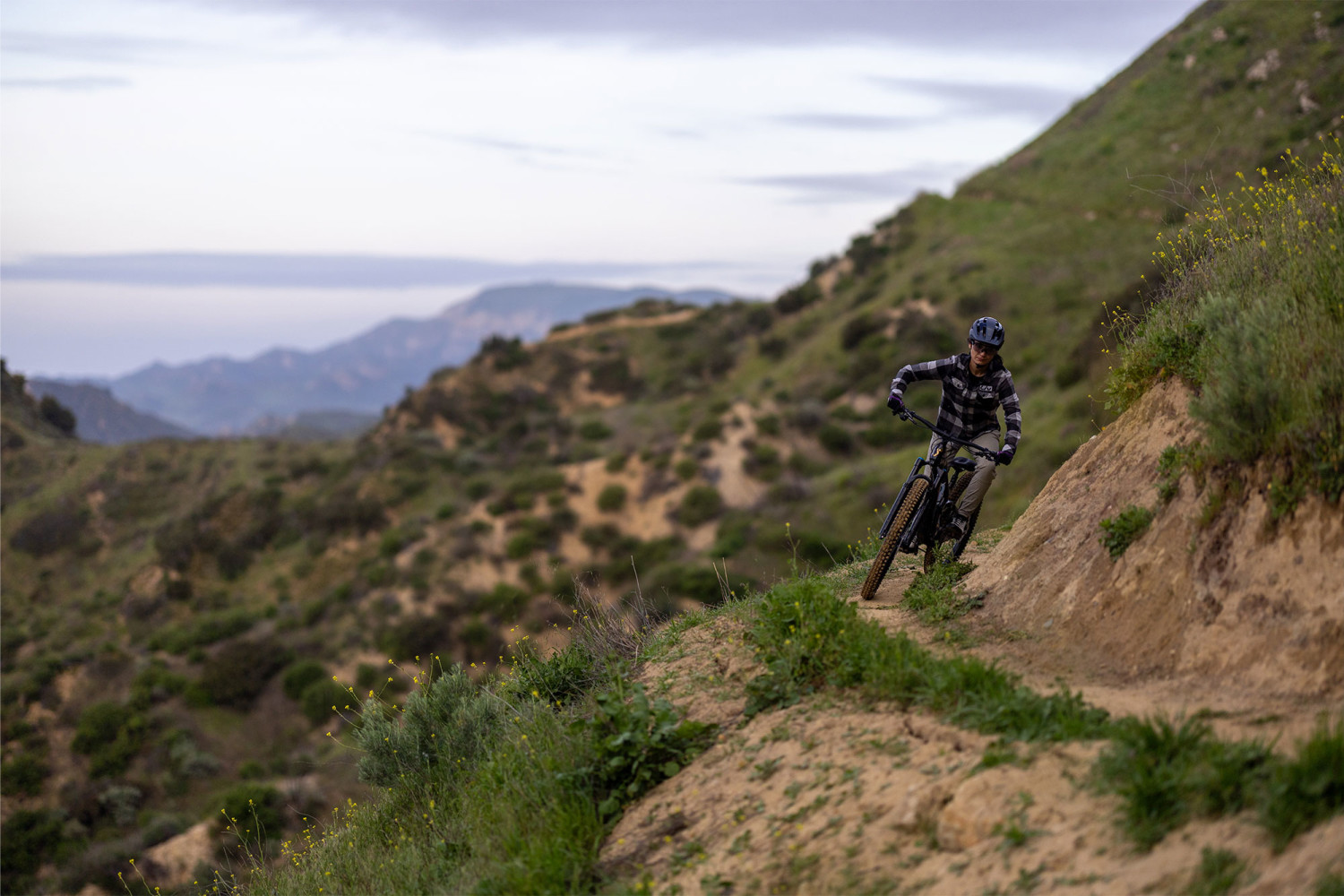 2024 Intrigue X Advanced 1 Full Suspension Mountain Bike banner 10