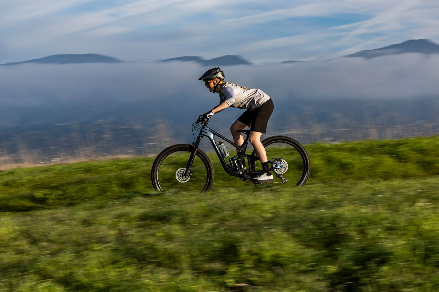 2024 Intrigue Advanced 29 1 Full Suspension Mountain Bike banner 5