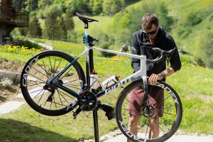 Le vélo route Giant TCR Advanced SL de François D'Haene décr...