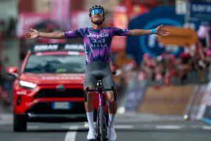 Luke Plapp Wins Giro d’Italia Stage 8 with CADEX Wheels, Sad...