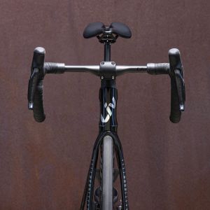 The front view of the EnviLiv in front of a wall.