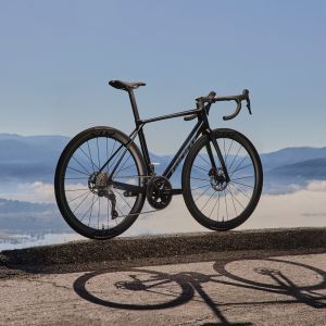 Rear angled view of Giant TCR Advanced Pro with mountain backdrop.