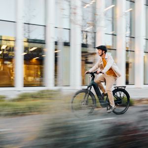 Cyclist out for a ride through the city on Giant Anytour X E+.