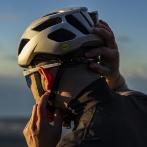 Cyclist adjusting rear sizing boa on back of Giant Rev Elite helmet.