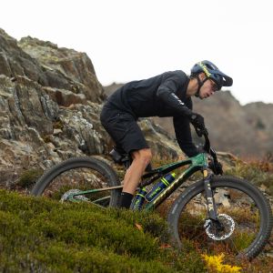 A mtber descends a singletrack mountain trail on a Giant Anthem X Advanced SL.