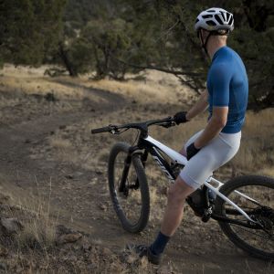 A mountain biker sits on their saddle on the side of the trail on their Giant Anthem ADvanced SL with Giant XCA wheelsystem.