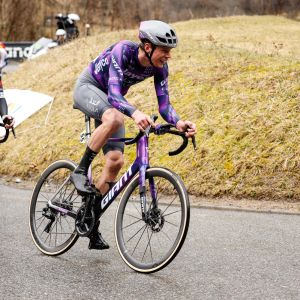 Jayco Alula pro cyclist riding the front of the Peloton on a Giant Propel aero road bike with CADEX aero cotton tires.