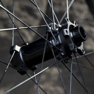 Close up look at the hub on the front wheel of the Giant XCA Wheelsystem.