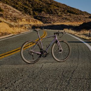 Rear profile of Giant TCR Advanced SL on country road.