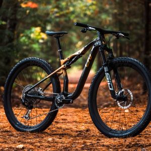 An angled view of the Pique Advanced SL on a dirt forest road in fall.