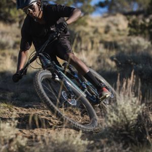 Mountain biker leans into a turn on the trails while riding his Giant Trance Advanced with Crest TR Fork.