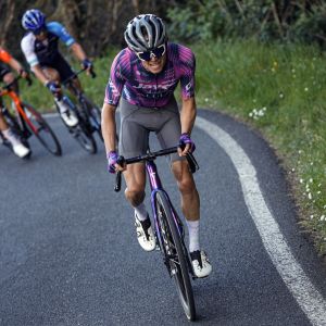 Jayco Alula pro rider attacks a mountain breakaway group riding a Giant TCR Advanced SL team bike.