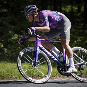 Team Jayco Alula pro rider rips a corner on a Giant Propel Advanced SL.