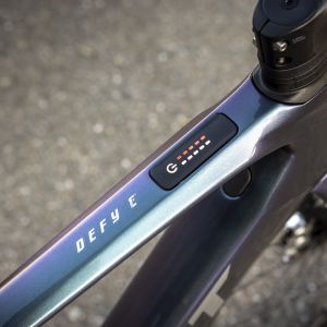 Giant Defy E+ Elite top tube battery screen.