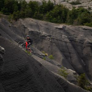 Biker climbing with Reign E+ Pro 1