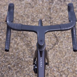 An overhead view of the Giant Contact SLR Aero Integrated Handlebars mounted on a Giant Propel Advanced Pro.