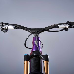 frontal view of the Giant Reign Advanced E+ enduro bike handlbars with a cloudy backdrop.