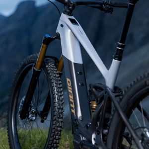 A close rear view of the Giant Contact Switch E+ dropper post on a Trance Advanced E+ trail bike.