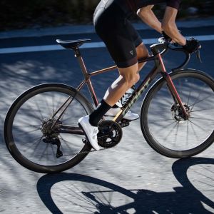 Close up of cyclist riding Giant TCR Advanced SL 0.