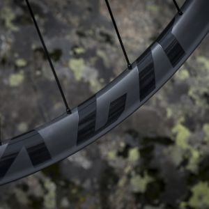 A close up look at the XCR logo on the side of the Giant XCS wheelset.