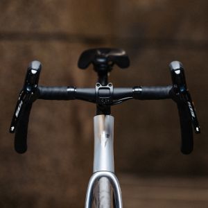 Frontal view of the handlebars on a Giant Contend SL.