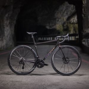 Profile view of TCR Advanced SL in a tunnel.