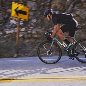 Cyclist descending on Giant TCR Advanced SL.