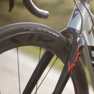 Close up view of Giant SLR 40 650b front wheel on a Giant Seek.