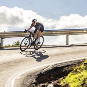 Cyclists descending on Giant TCR Advanced Pro 0.