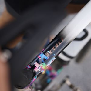 A close up look at the top tube of the Giant Revolt Advanced SE gravel bike.