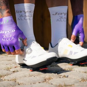 A Jayco Alula pro road rider fastens boa dials on both Giant Surge Pro Road bike shoes.